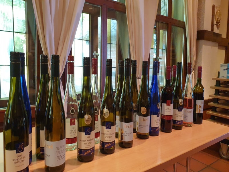 verschiedene-weinflaschen-auf-dem-tisch