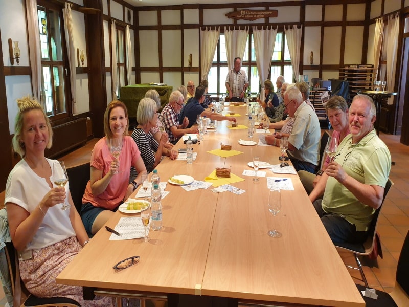 weintrinker-am-tisch