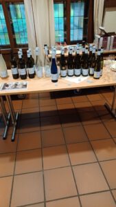 Leere Flaschen am Ende der Weinprobe