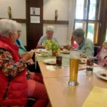 Ein Gast sitzt an der Stirnseite des Tisches