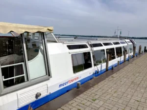 Das Schiff am Anleger Wilhelmstein