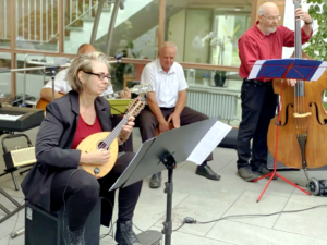 Griechischer Wein mit Instrumenten