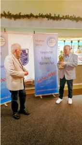 Übergabe Wanderpokal an Günther Franke
