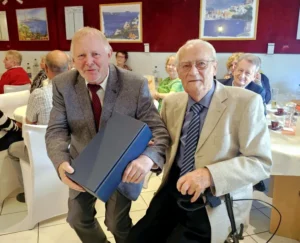 Übergabe Weinpräsent