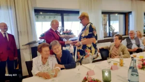 Blumenstraußübergabe an Petra Drossart