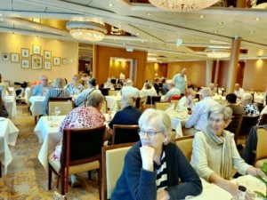 Alle warten auf das Essen